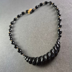 Elegante schwarze Glasperlen Halskette – Glänzendes Spiraldesign