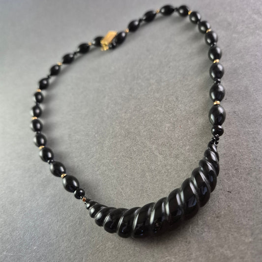 Elegante schwarze Glasperlen Halskette – Glänzendes Spiraldesign