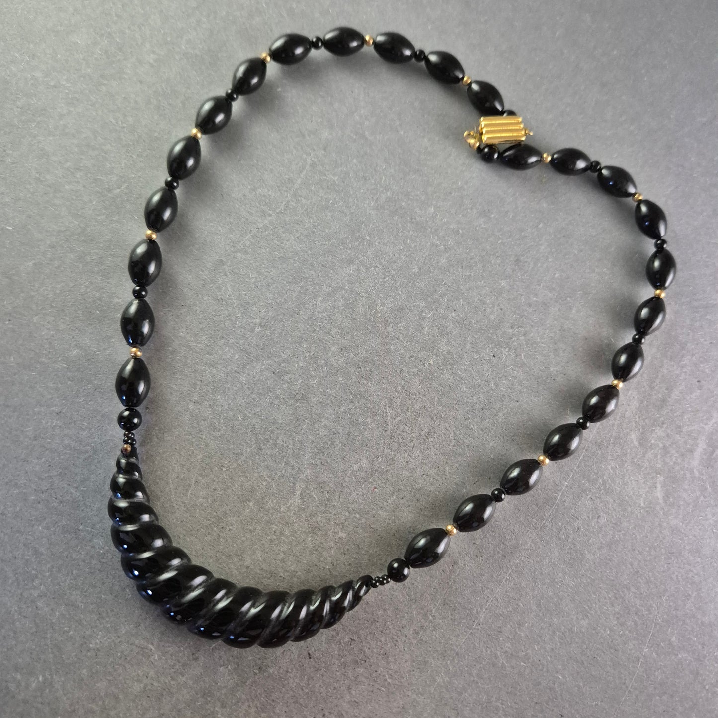 Elegante schwarze Glasperlen Halskette – Glänzendes Spiraldesign