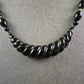 Elegante schwarze Glasperlen Halskette – Glänzendes Spiraldesign