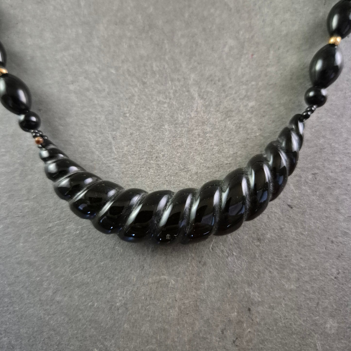 Elegante schwarze Glasperlen Halskette – Glänzendes Spiraldesign