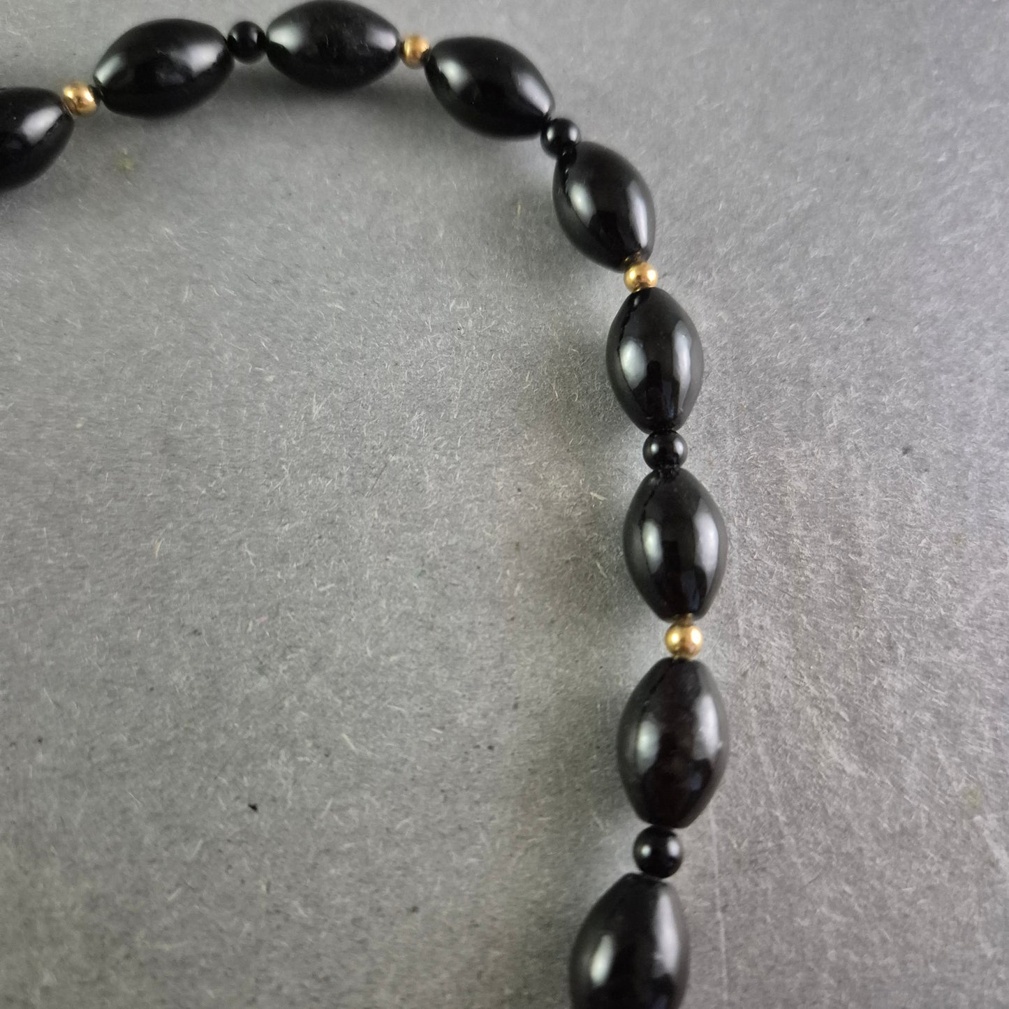 Elegante schwarze Glasperlen Halskette – Glänzendes Spiraldesign