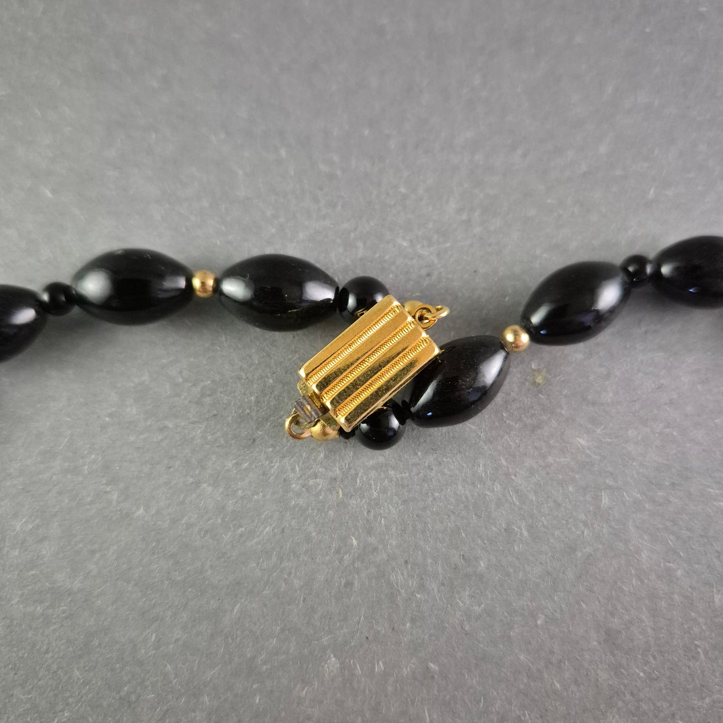 Elegante schwarze Glasperlen Halskette – Glänzendes Spiraldesign