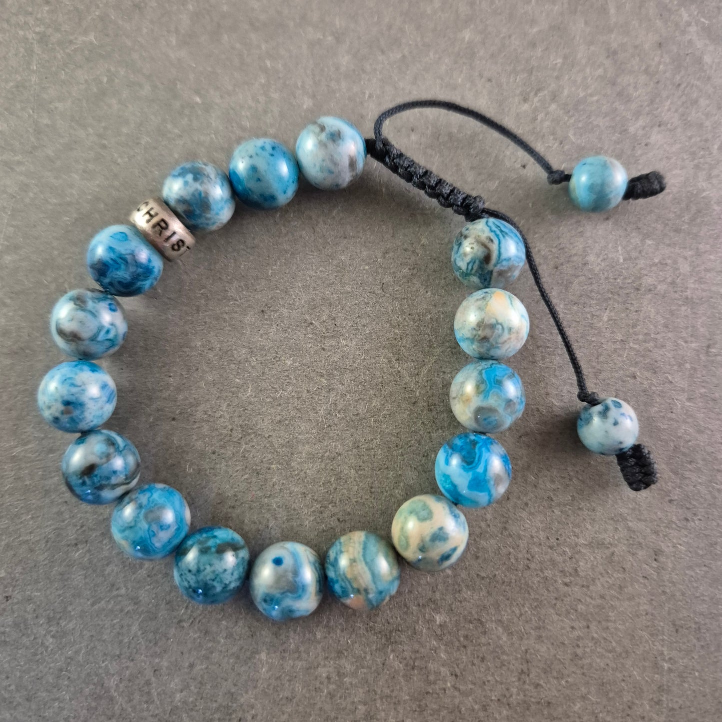 Verstellbares Stein Armband – Blaue Jaspis-Optik mit "CHARISMA"-Bead