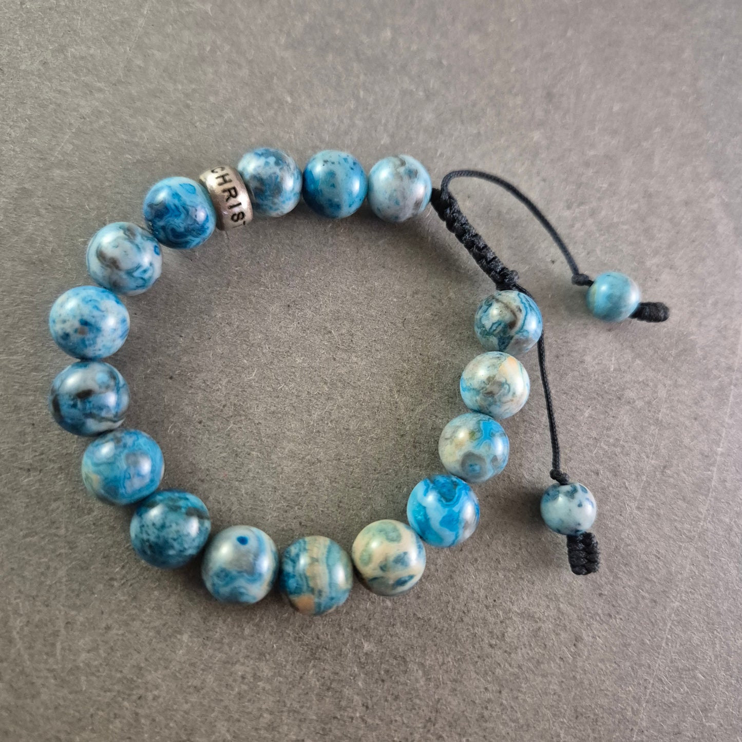 Verstellbares Stein Armband – Blaue Jaspis-Optik mit "CHARISMA"-Bead