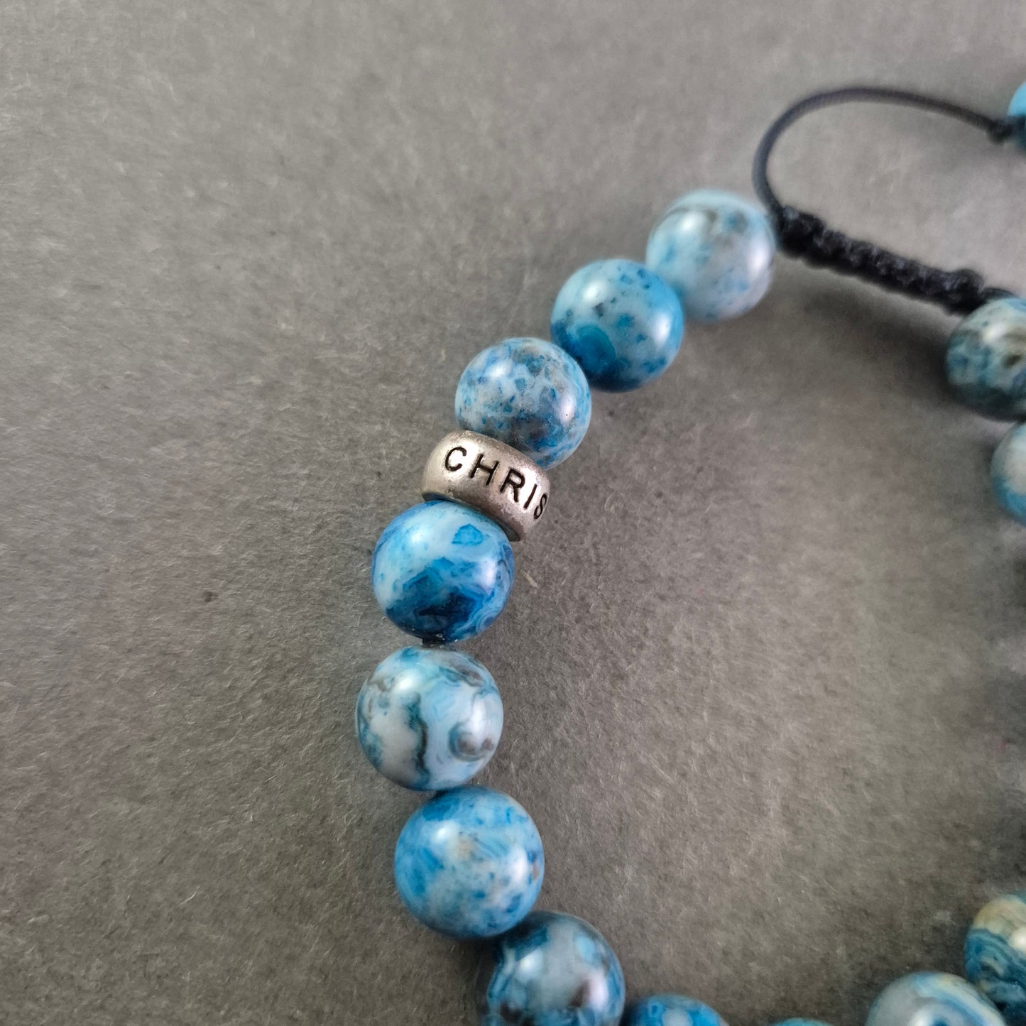 Verstellbares Stein Armband – Blaue Jaspis-Optik mit "CHARISMA"-Bead