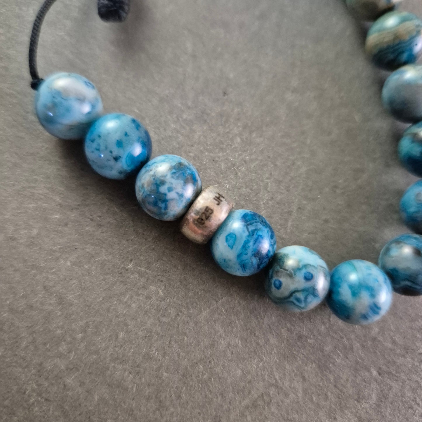Verstellbares Stein Armband – Blaue Jaspis-Optik mit "CHARISMA"-Bead