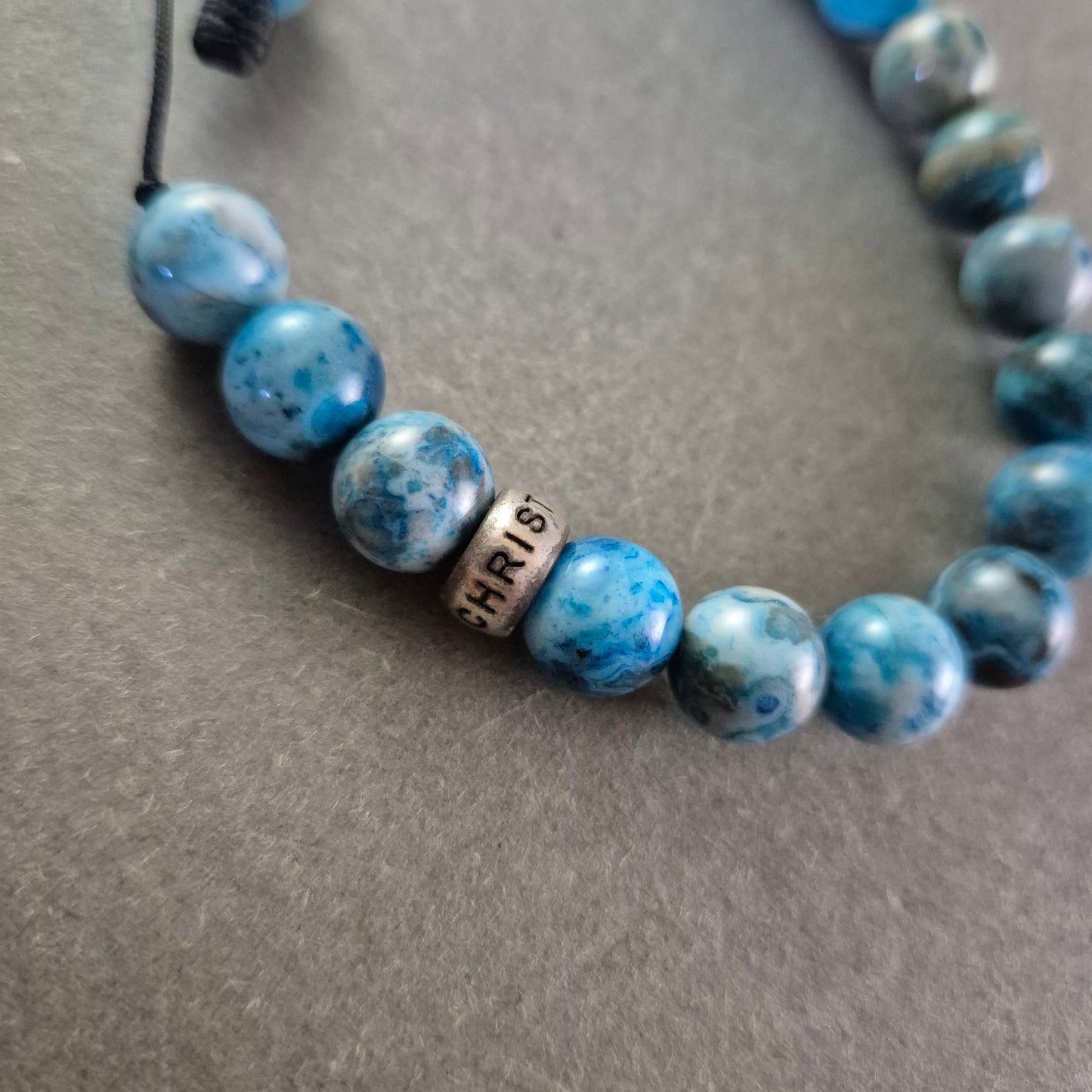 Verstellbares Stein Armband – Blaue Jaspis-Optik mit "CHARISMA"-Bead