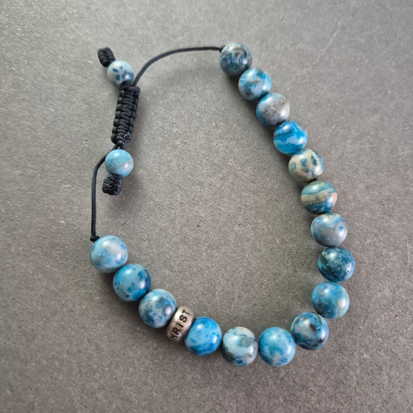 Verstellbares Stein Armband – Blaue Jaspis-Optik mit "CHARISMA"-Bead