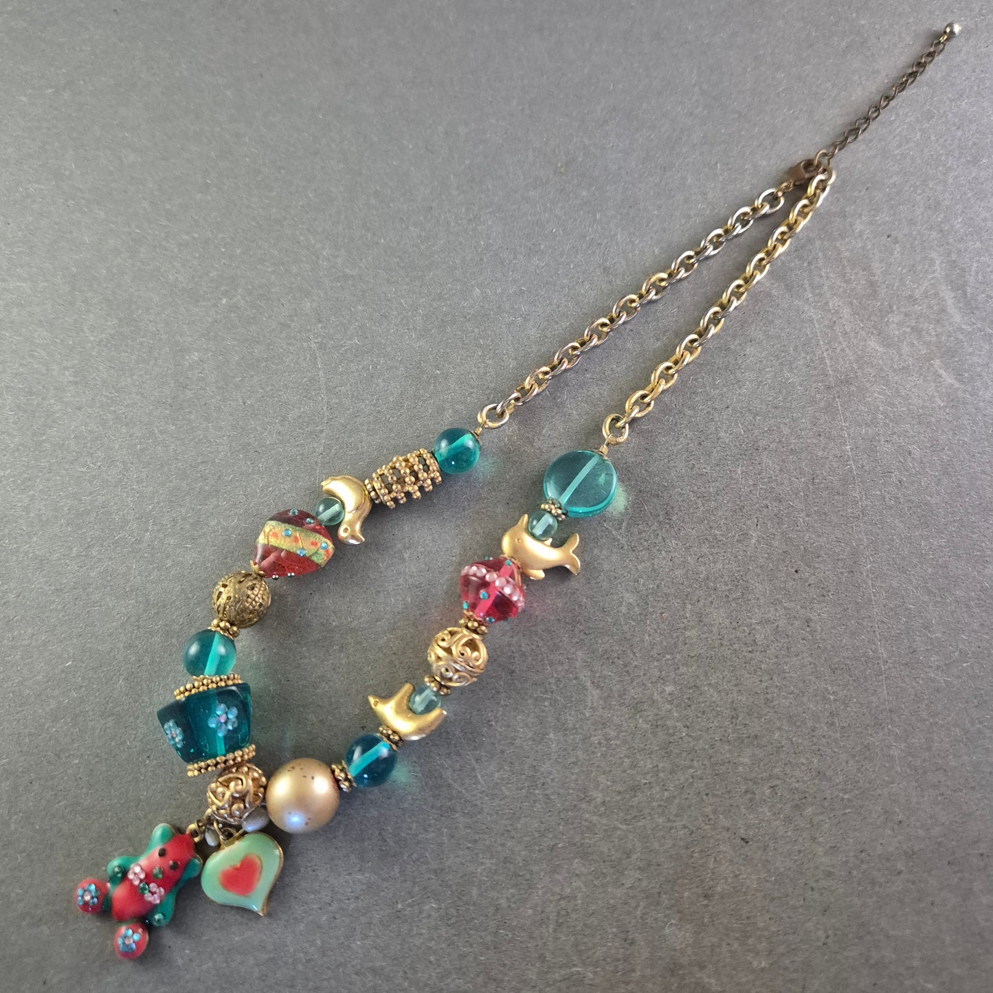 Verspielte Statement Halskette – Bunte Anhänger & Glasperlen-Mix