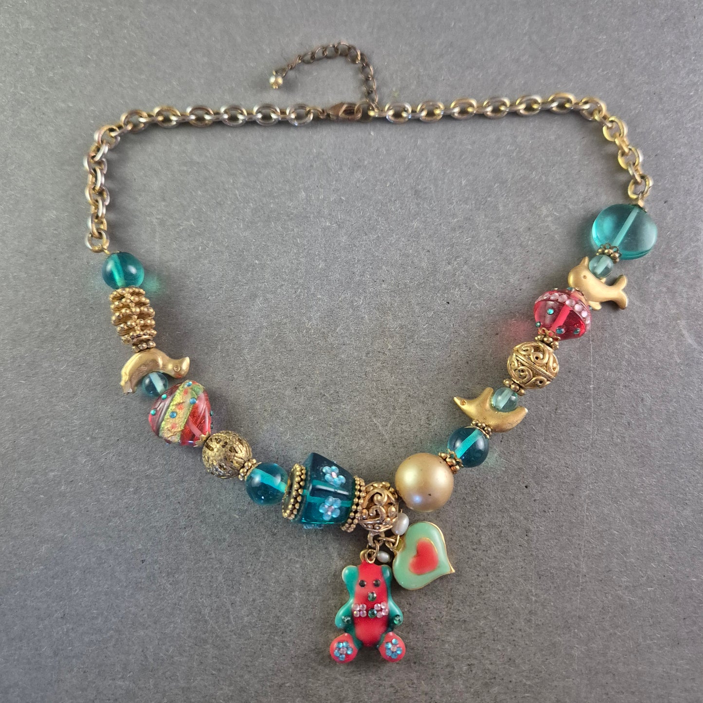 Verspielte Statement Halskette – Bunte Anhänger & Glasperlen-Mix