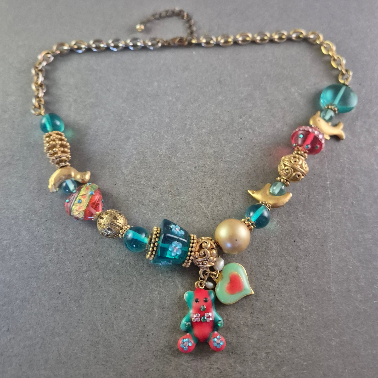 Verspielte Statement Halskette – Bunte Anhänger & Glasperlen-Mix
