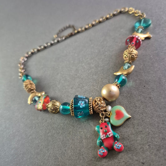Verspielte Statement Halskette – Bunte Anhänger & Glasperlen-Mix