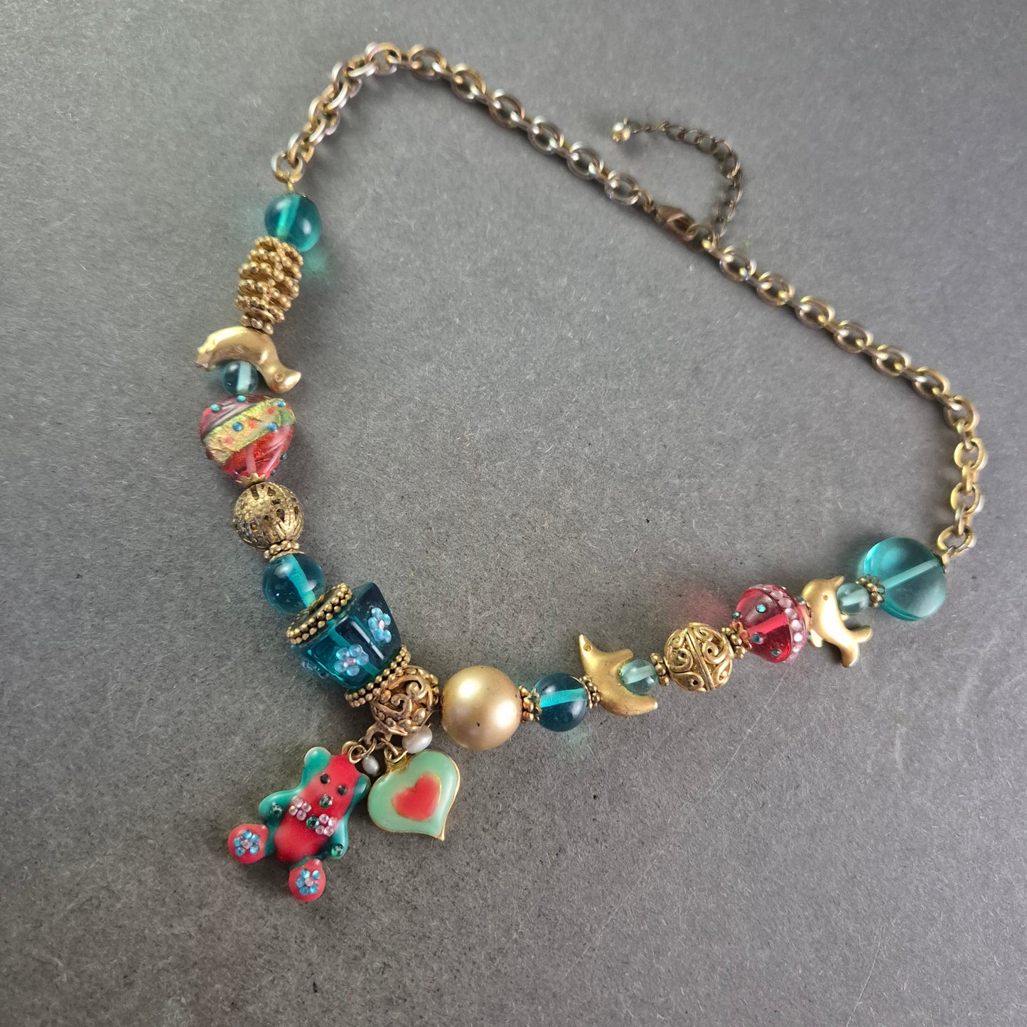 Verspielte Statement Halskette – Bunte Anhänger & Glasperlen-Mix