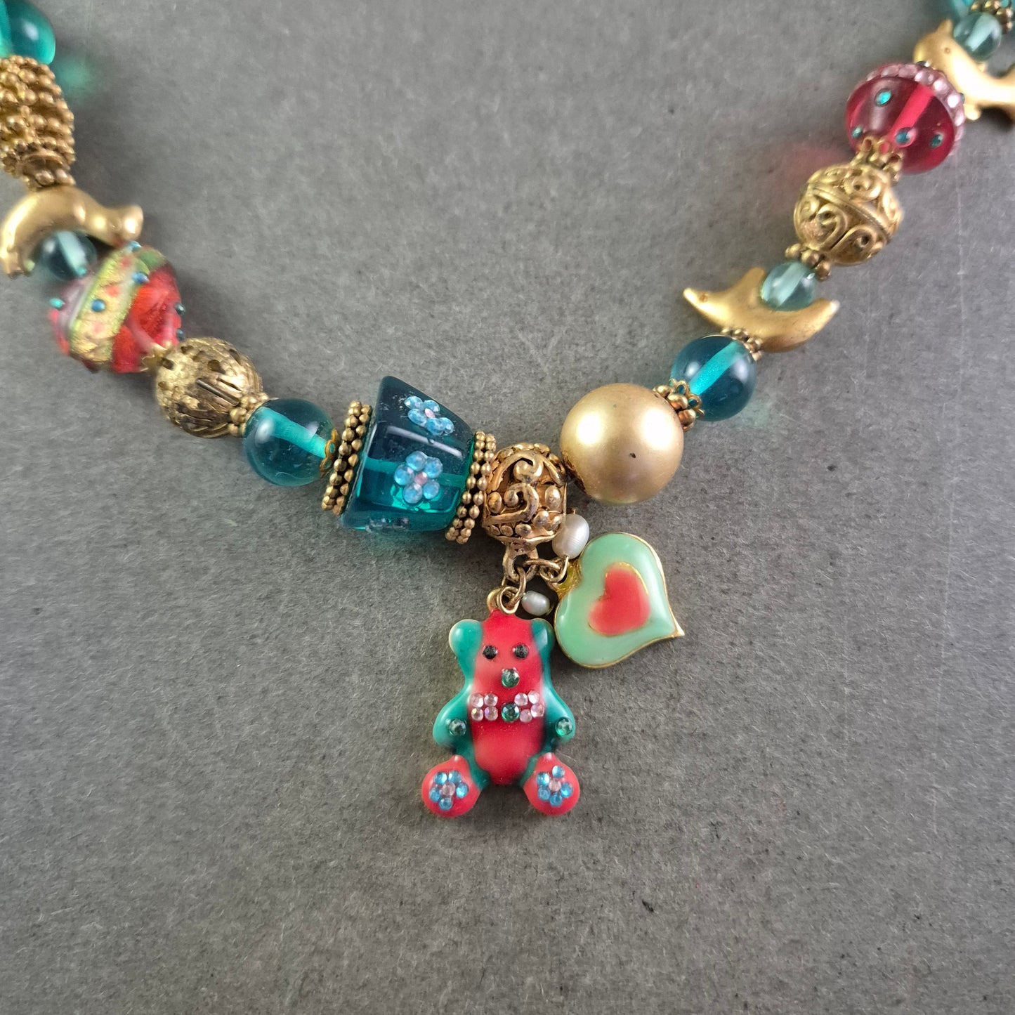 Verspielte Statement Halskette – Bunte Anhänger & Glasperlen-Mix