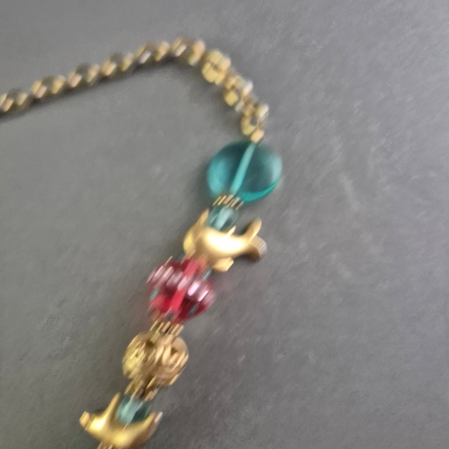 Verspielte Statement Halskette – Bunte Anhänger & Glasperlen-Mix