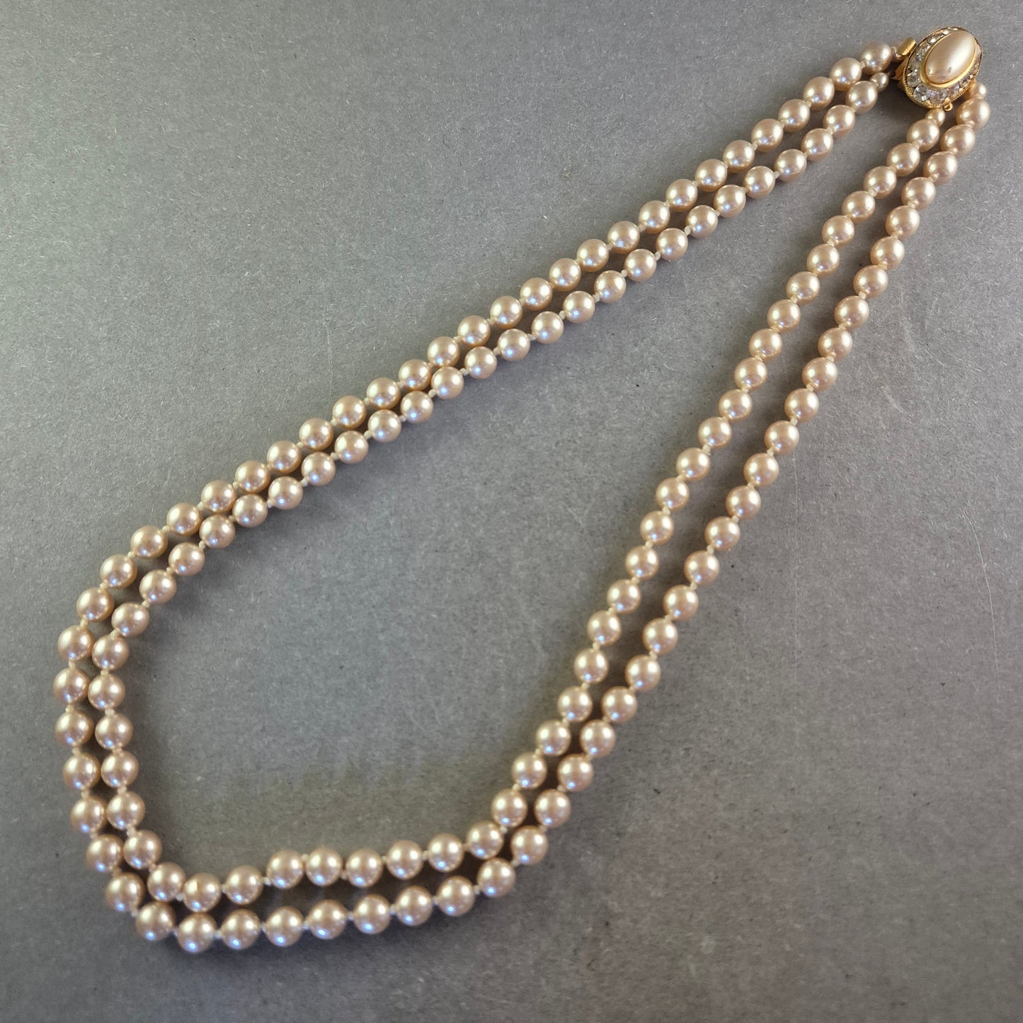 Zweireihige Perlen Halskette – Klassischer Vintage-Look mit Zierverschluss