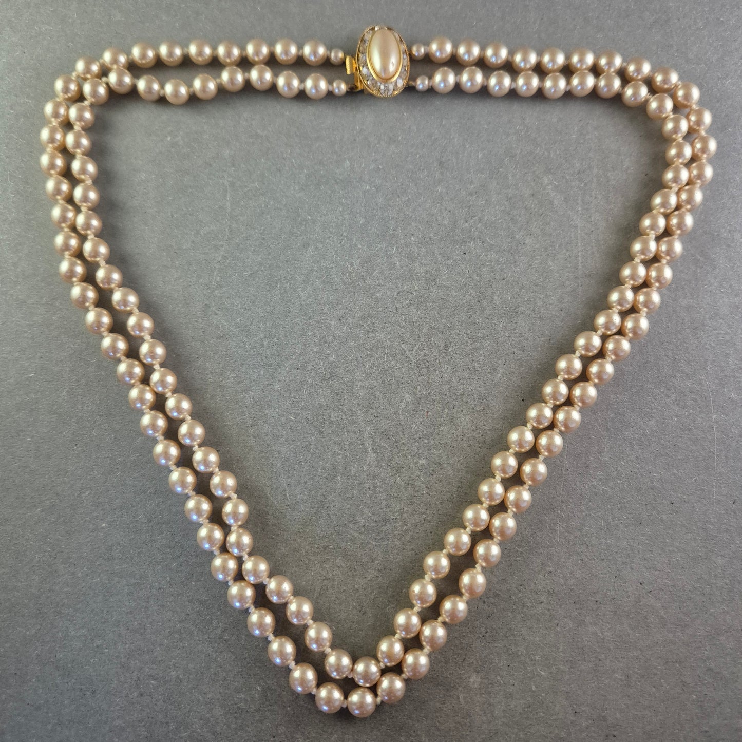 Zweireihige Perlen Halskette – Klassischer Vintage-Look mit Zierverschluss