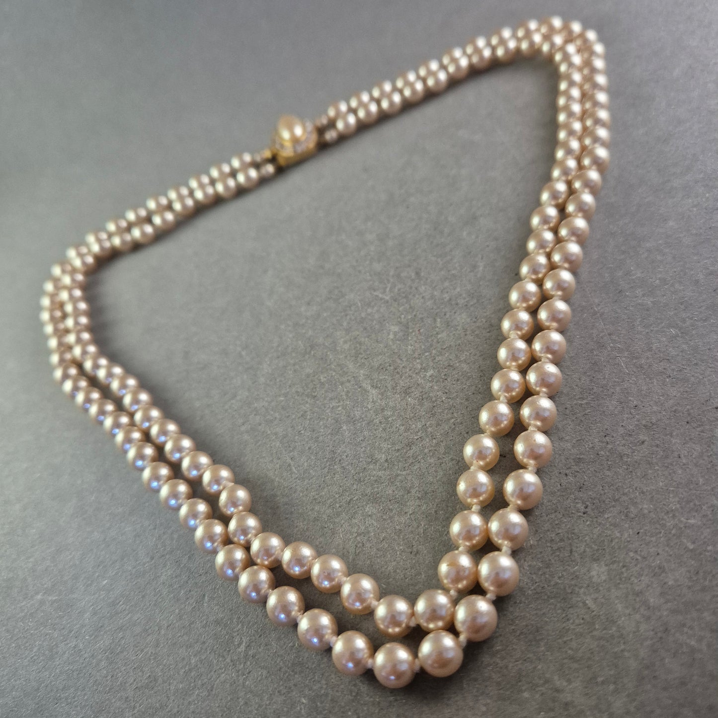 Zweireihige Perlen Halskette – Klassischer Vintage-Look mit Zierverschluss