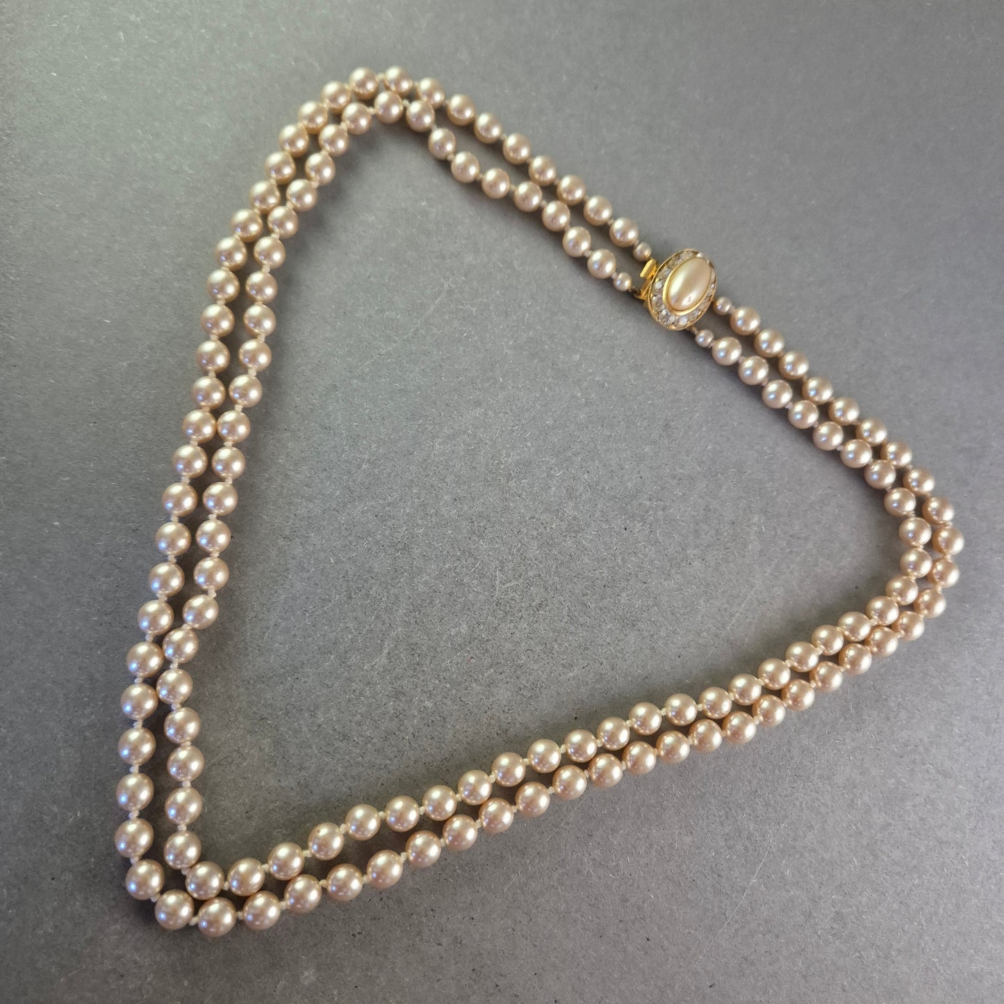 Zweireihige Perlen Halskette – Klassischer Vintage-Look mit Zierverschluss