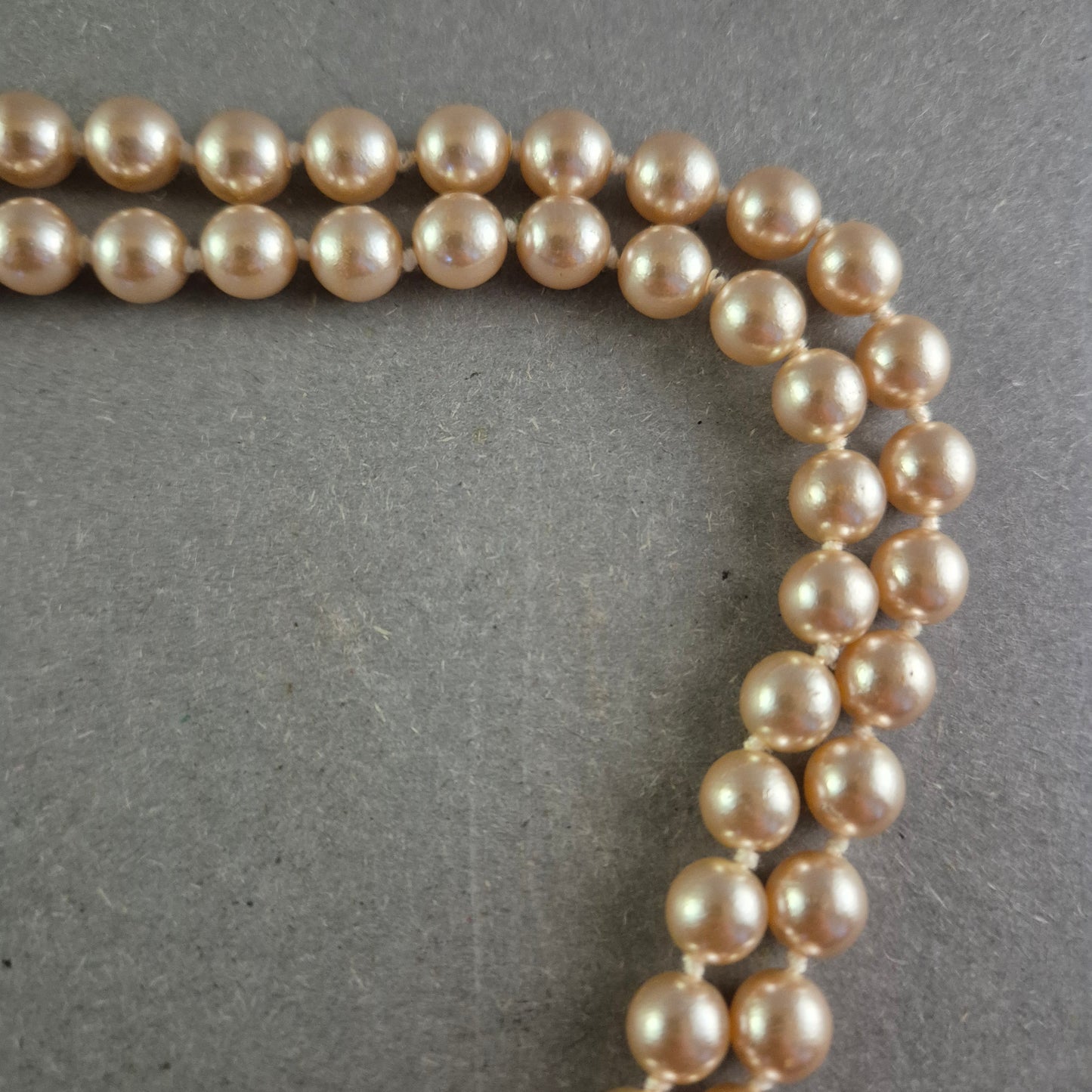 Zweireihige Perlen Halskette – Klassischer Vintage-Look mit Zierverschluss