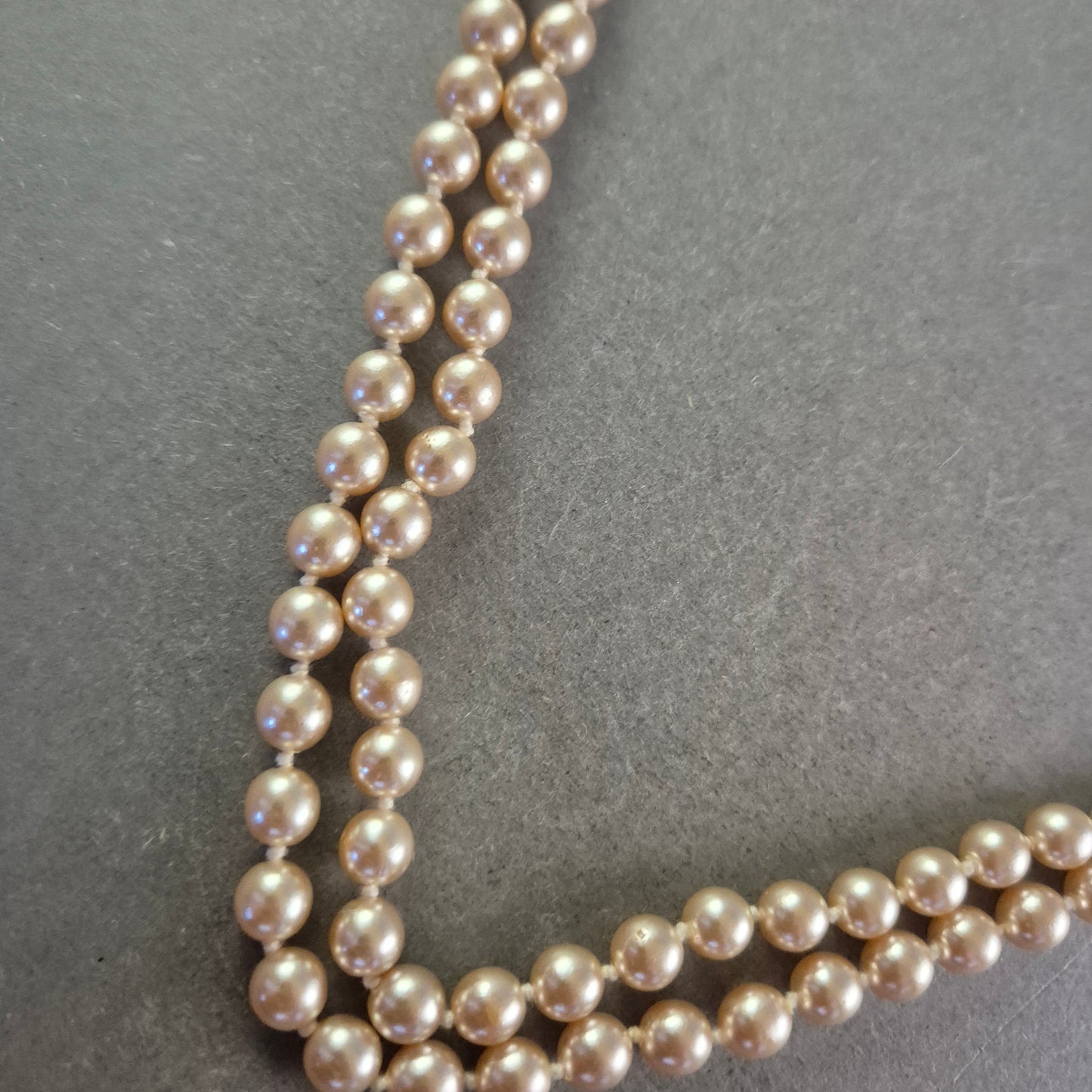 Zweireihige Perlen Halskette – Klassischer Vintage-Look mit Zierverschluss