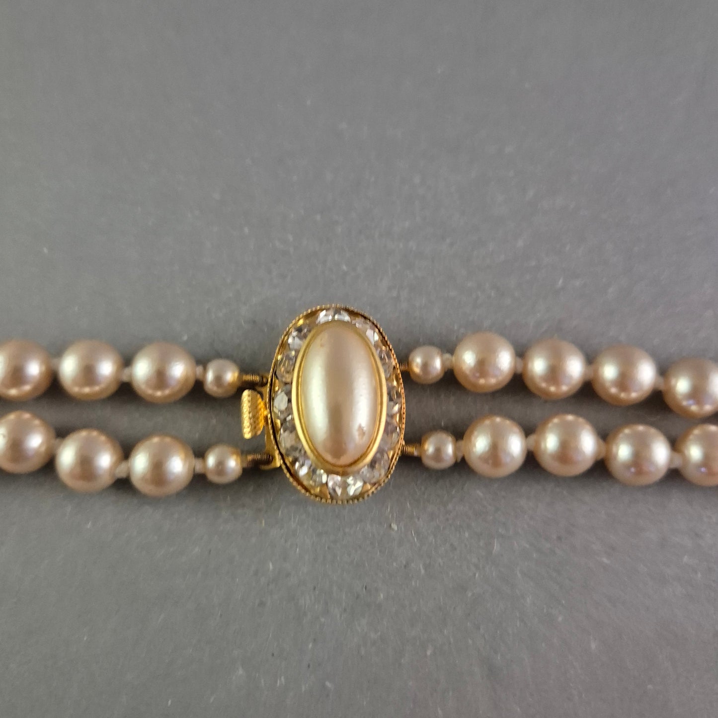 Zweireihige Perlen Halskette – Klassischer Vintage-Look mit Zierverschluss