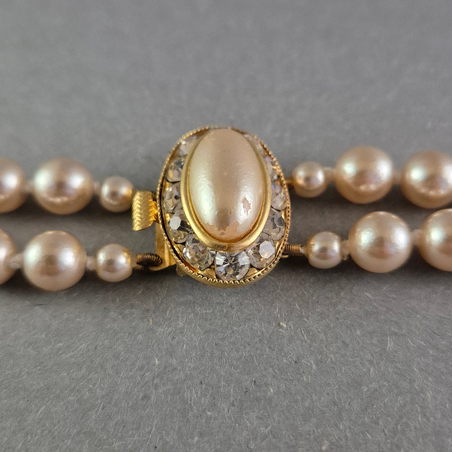 Zweireihige Perlen Halskette – Klassischer Vintage-Look mit Zierverschluss