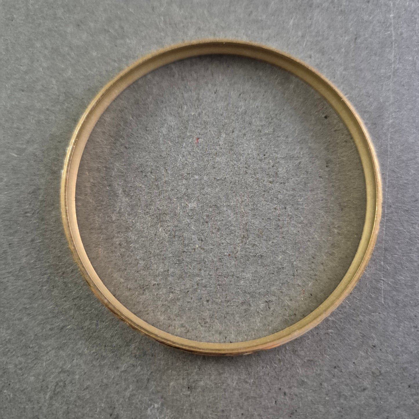 Schmaler Armreif in Goldoptik – Florale Gravur im Vintage-Stil