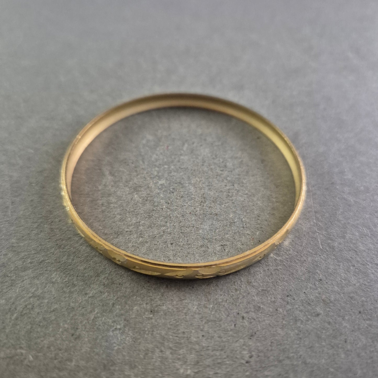 Schmaler Armreif in Goldoptik – Florale Gravur im Vintage-Stil