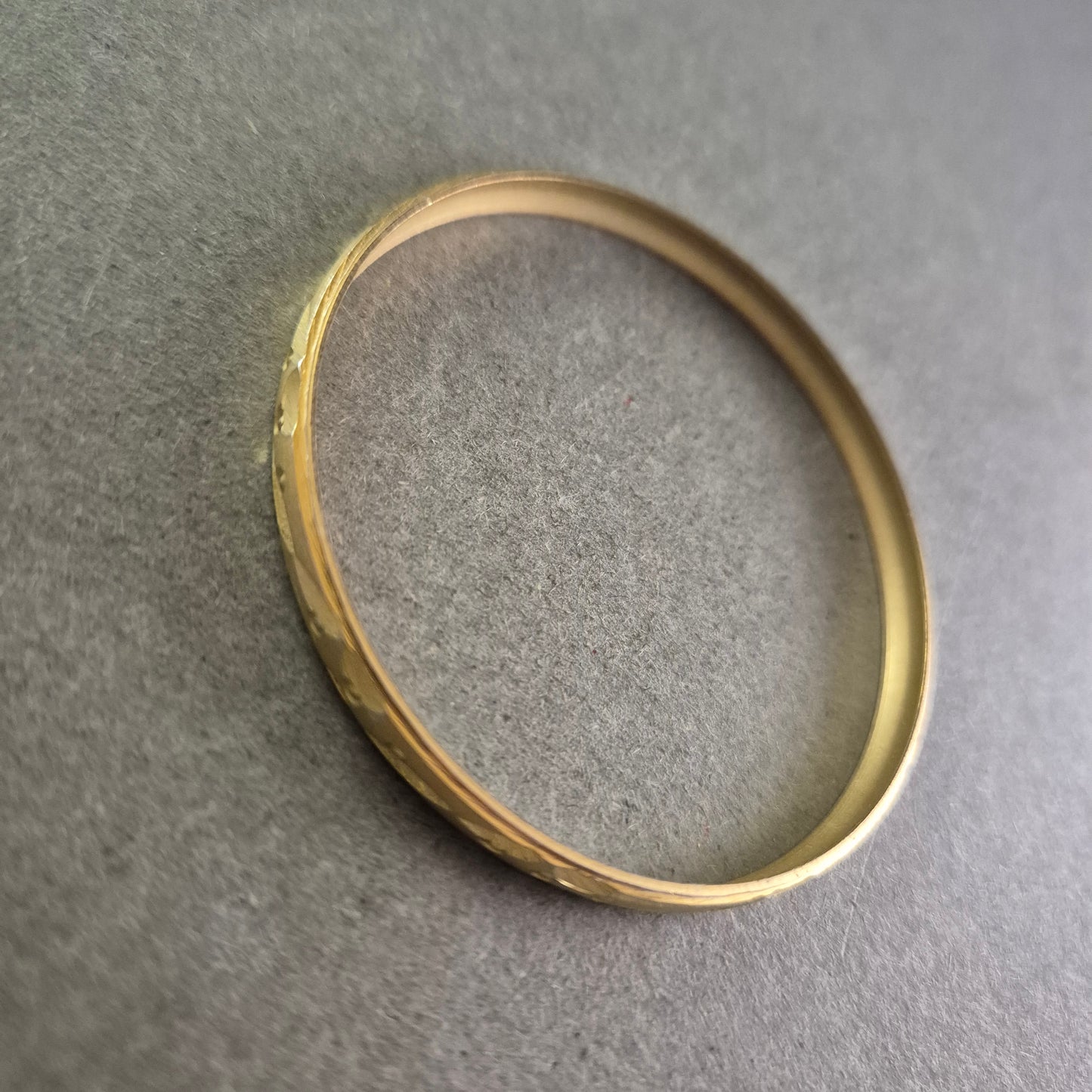 Schmaler Armreif in Goldoptik – Florale Gravur im Vintage-Stil