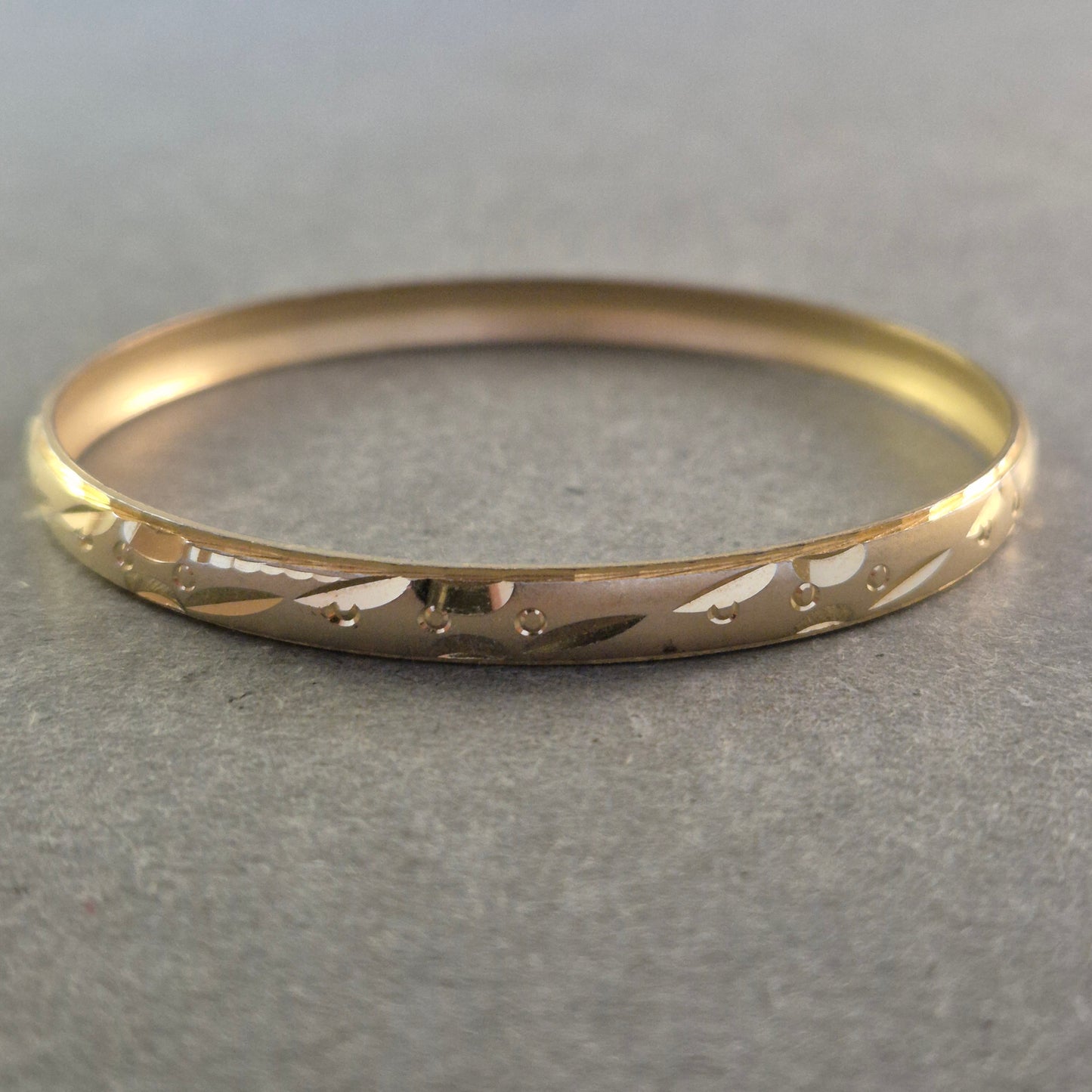 Schmaler Armreif in Goldoptik – Florale Gravur im Vintage-Stil