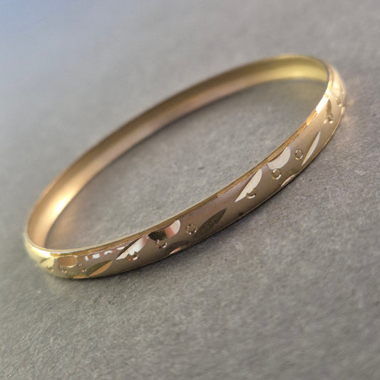 Schmaler Armreif in Goldoptik – Florale Gravur im Vintage-Stil