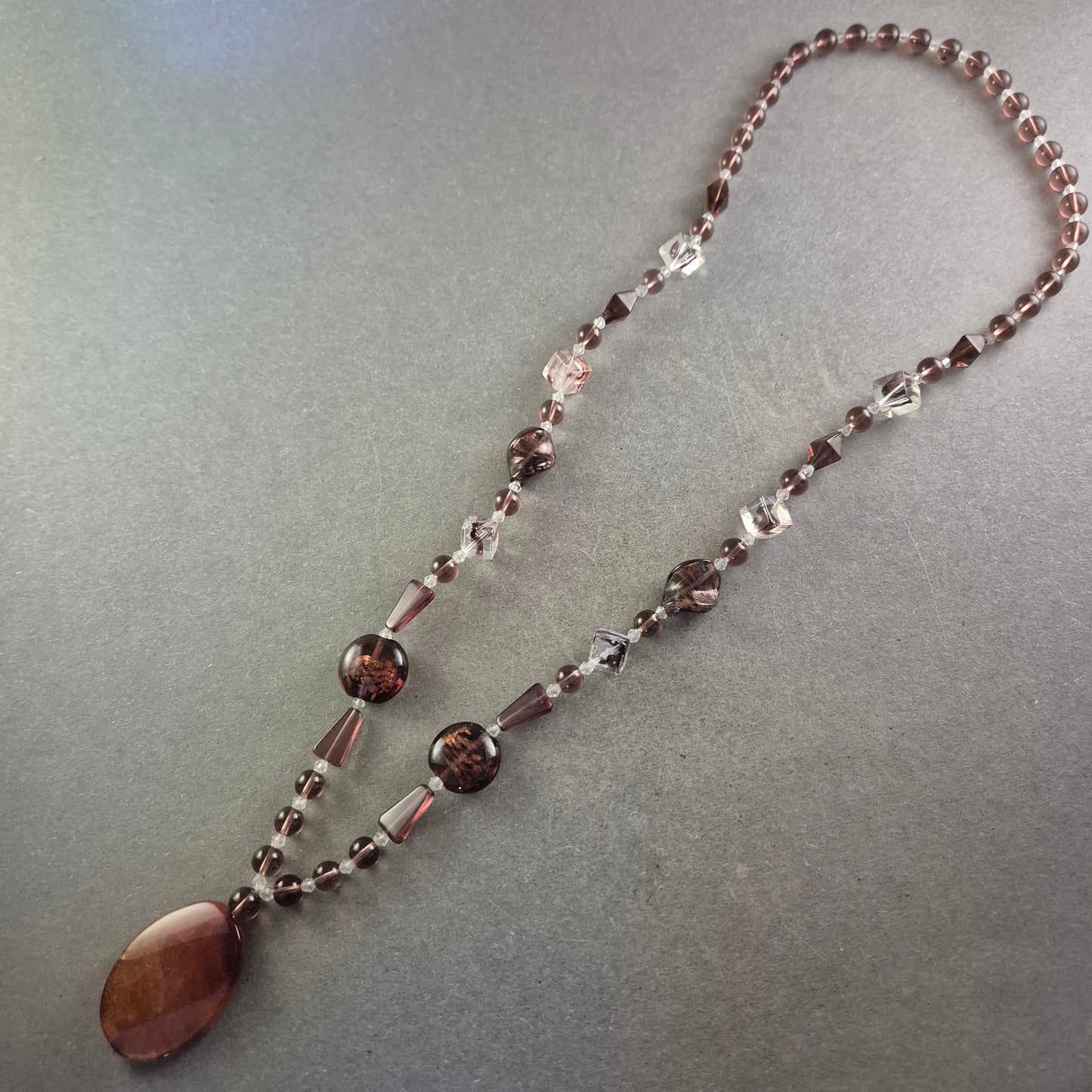 Braune Glasperlen Halskette – Mit ovalem Anhänger und Kristalloptik
