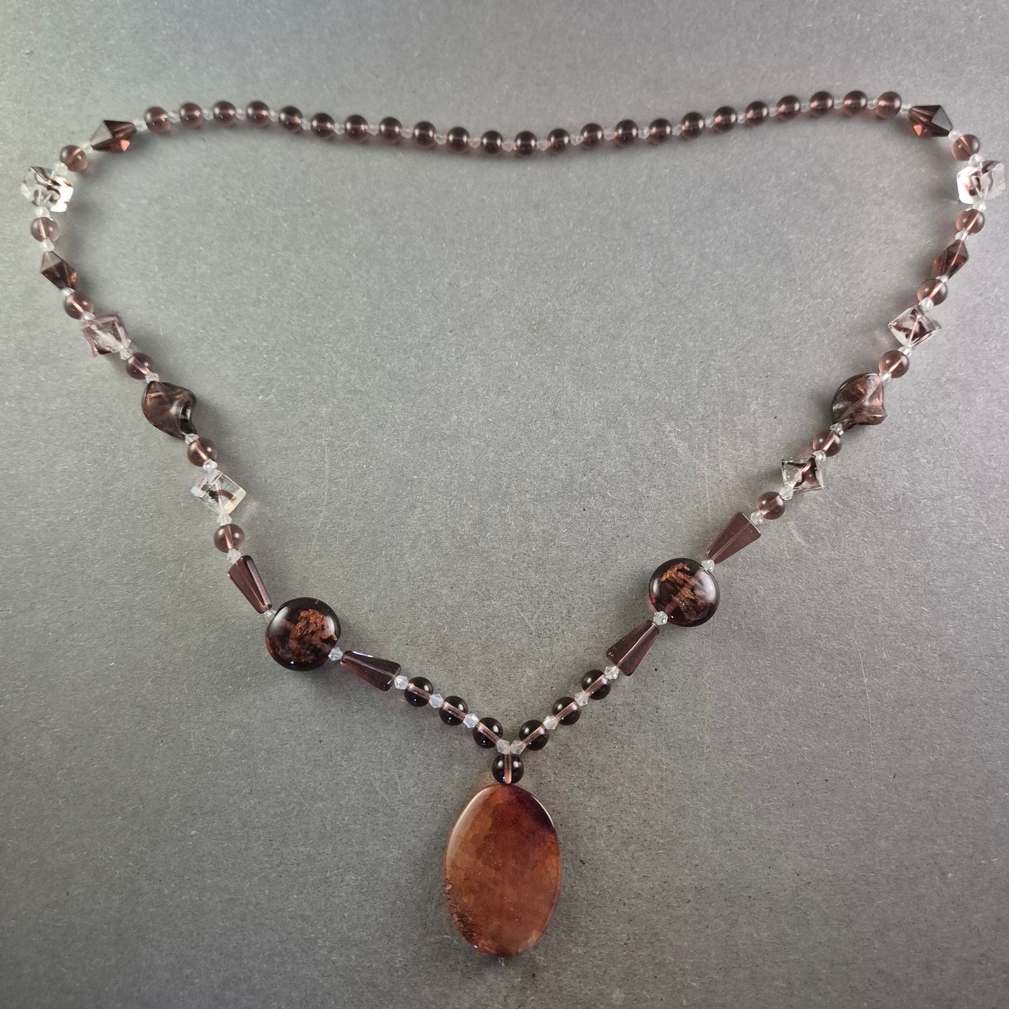 Braune Glasperlen Halskette – Mit ovalem Anhänger und Kristalloptik