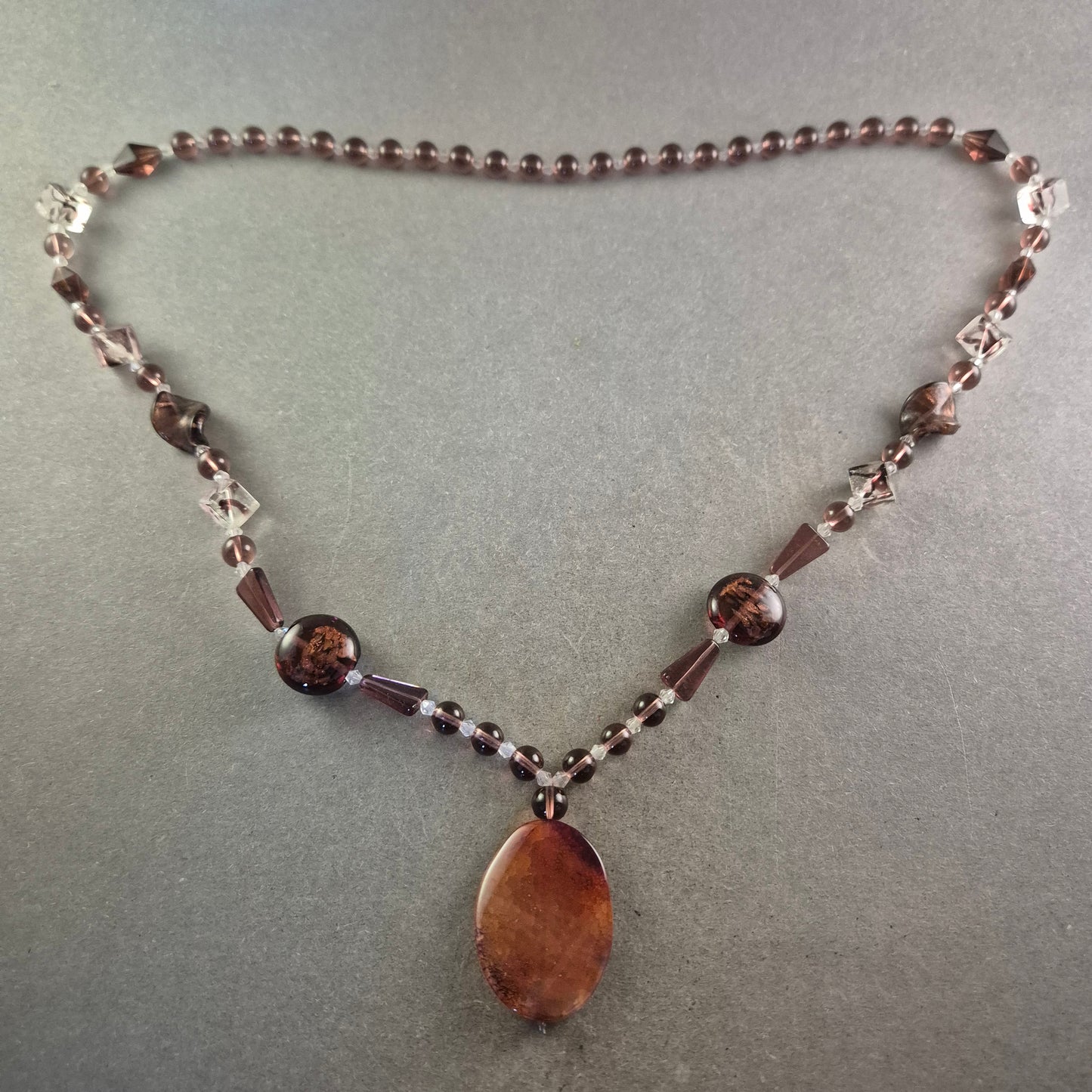 Braune Glasperlen Halskette – Mit ovalem Anhänger und Kristalloptik