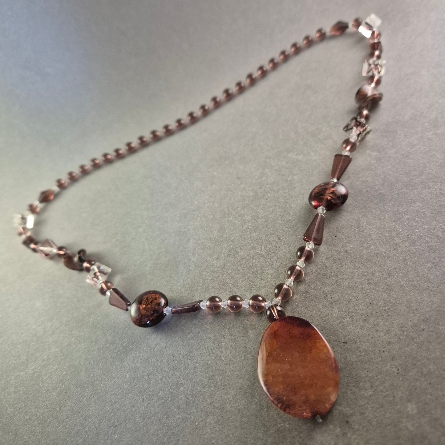 Braune Glasperlen Halskette – Mit ovalem Anhänger und Kristalloptik