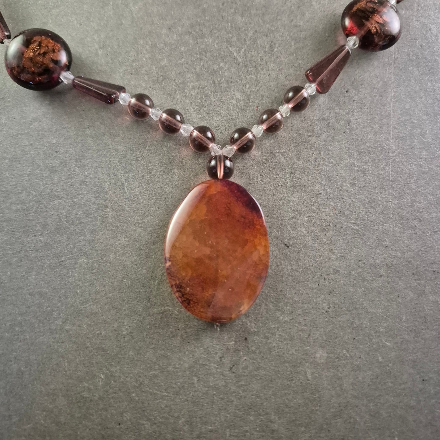 Braune Glasperlen Halskette – Mit ovalem Anhänger und Kristalloptik