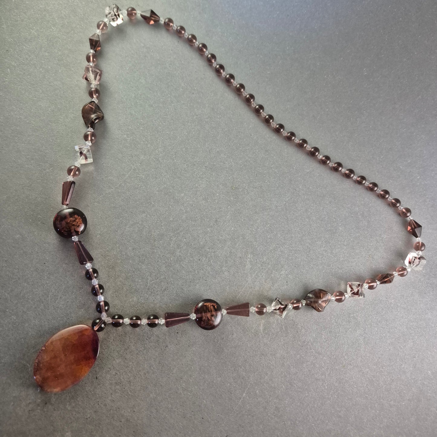 Braune Glasperlen Halskette – Mit ovalem Anhänger und Kristalloptik