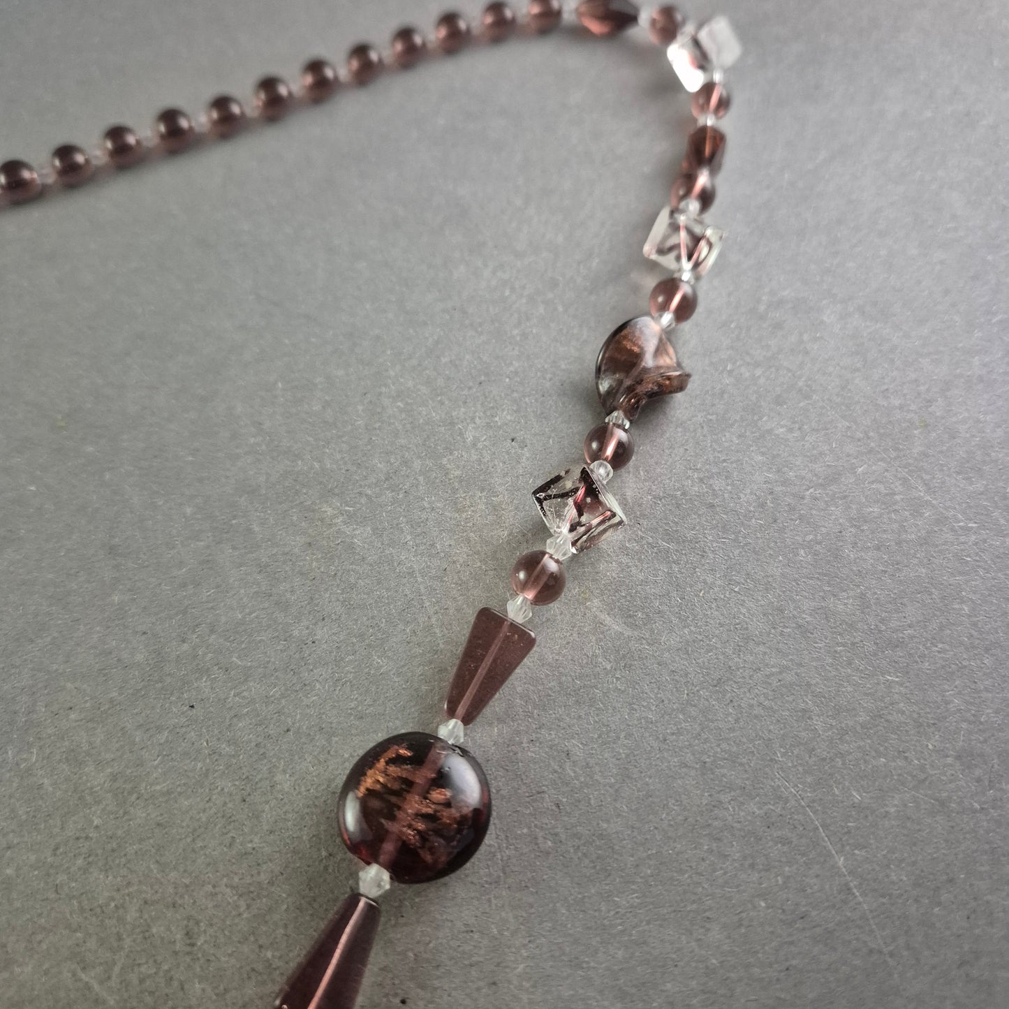 Braune Glasperlen Halskette – Mit ovalem Anhänger und Kristalloptik