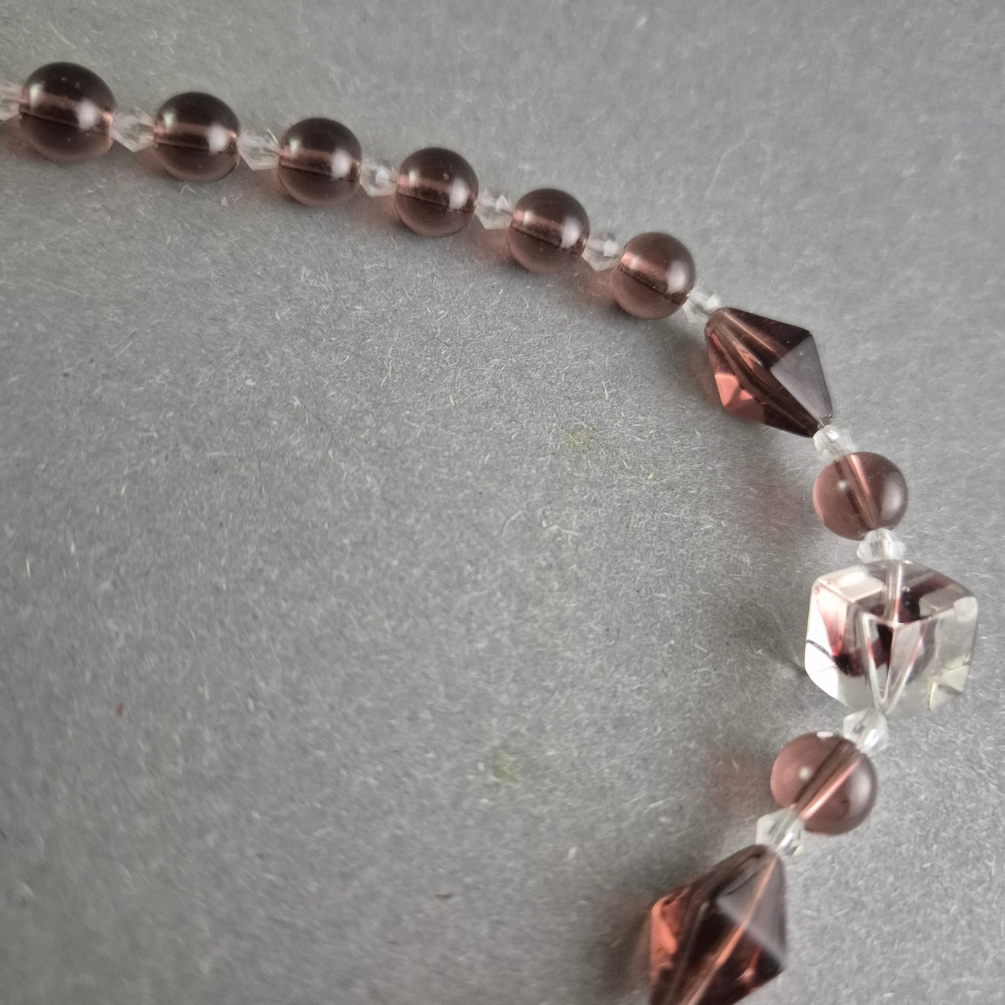 Braune Glasperlen Halskette – Mit ovalem Anhänger und Kristalloptik