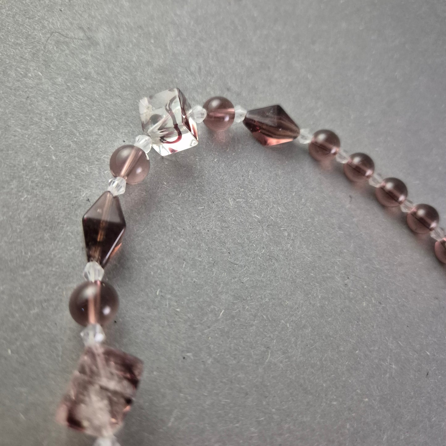 Braune Glasperlen Halskette – Mit ovalem Anhänger und Kristalloptik