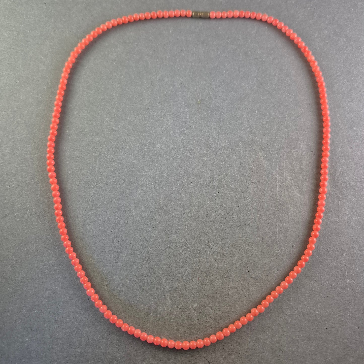 Feine Korallenrote Halskette – Zartes Design in lebendiger Farbe