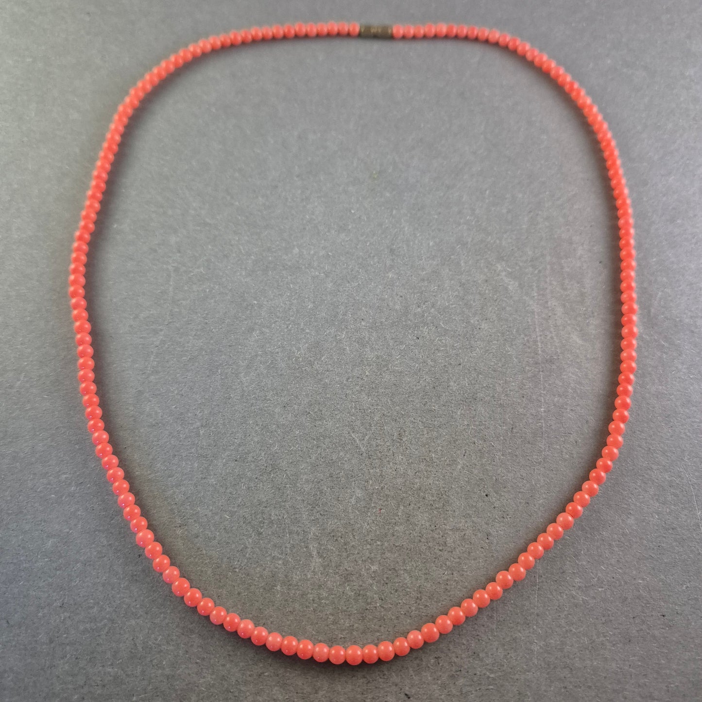 Feine Korallenrote Halskette – Zartes Design in lebendiger Farbe