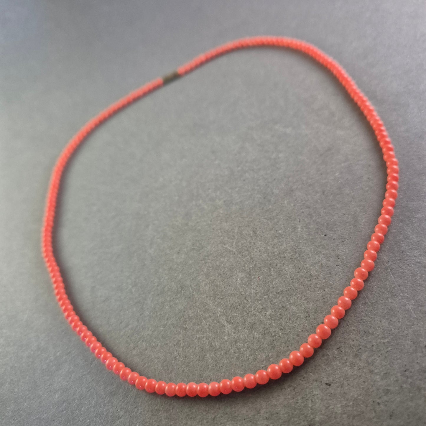 Feine Korallenrote Halskette – Zartes Design in lebendiger Farbe