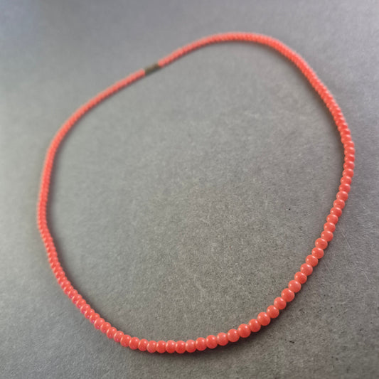 Feine Korallenrote Halskette – Zartes Design in lebendiger Farbe