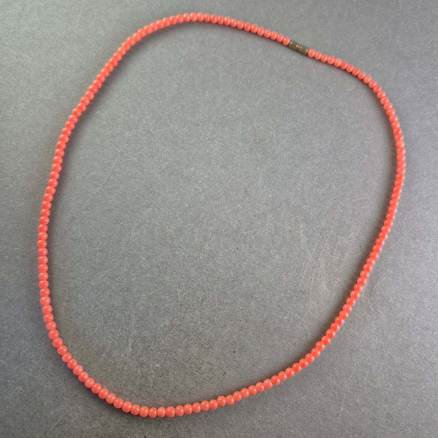 Feine Korallenrote Halskette – Zartes Design in lebendiger Farbe