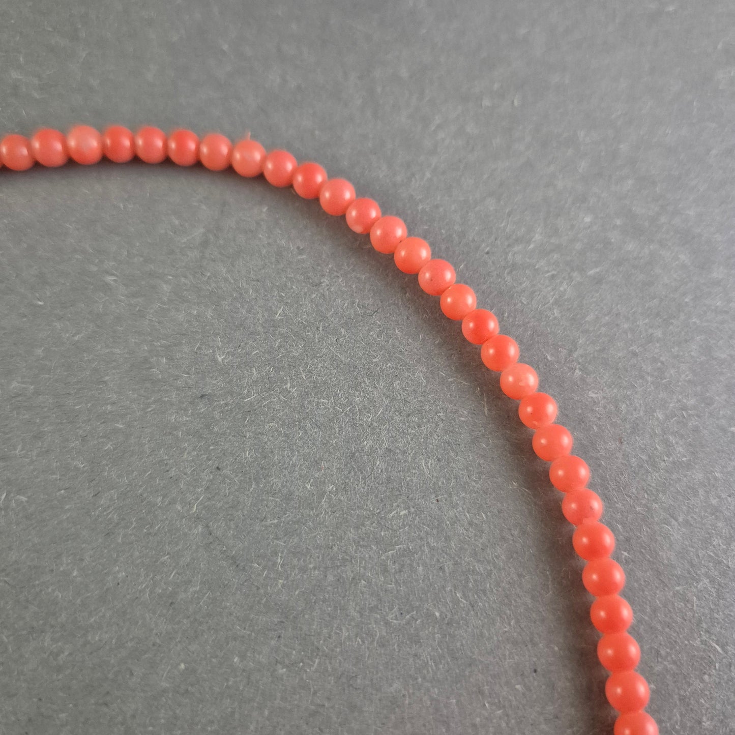 Feine Korallenrote Halskette – Zartes Design in lebendiger Farbe