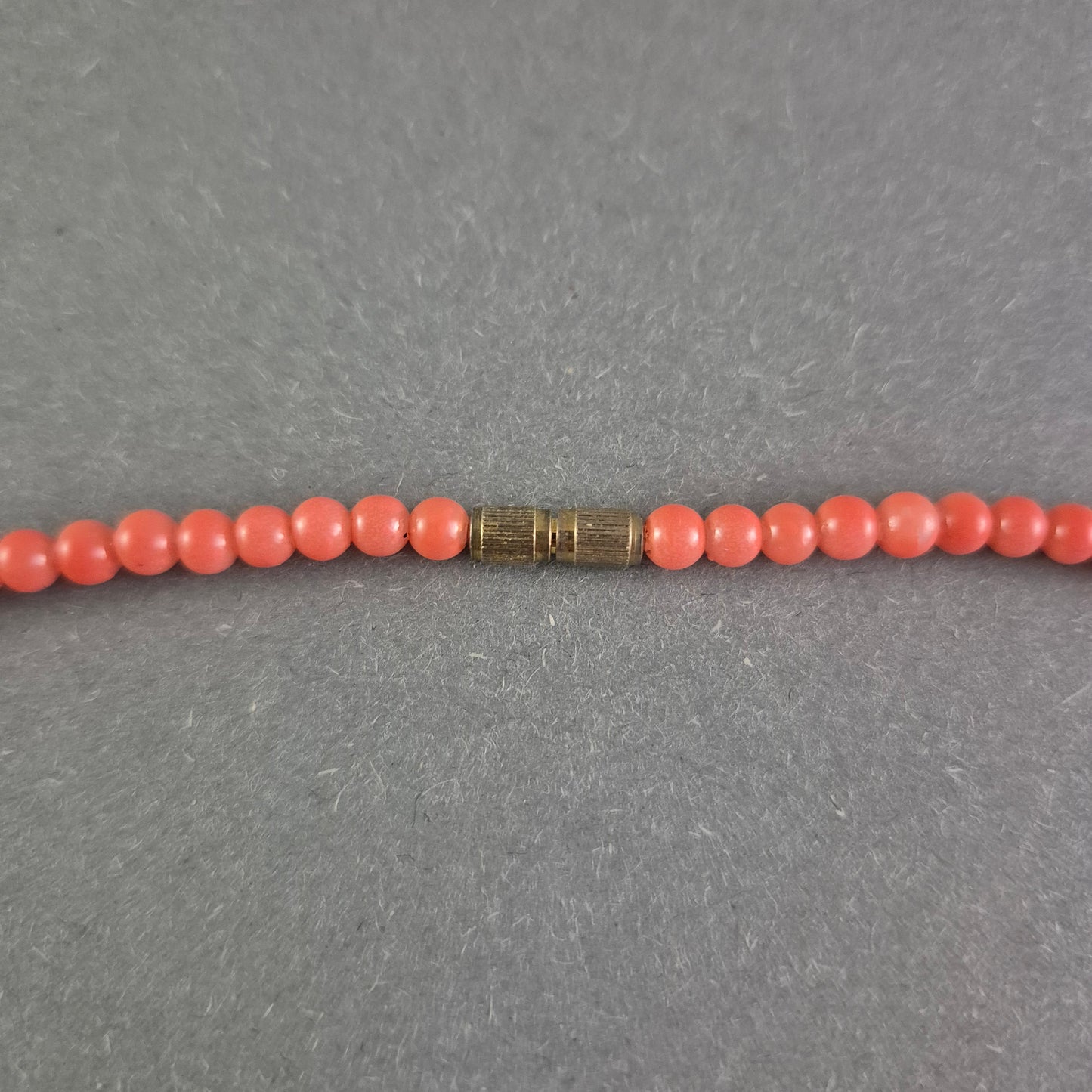 Feine Korallenrote Halskette – Zartes Design in lebendiger Farbe