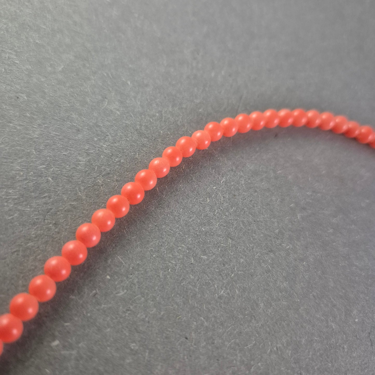 Feine Korallenrote Halskette – Zartes Design in lebendiger Farbe